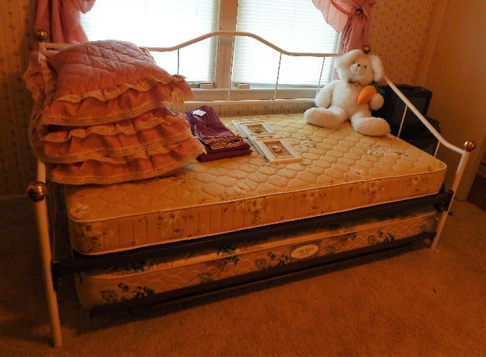 Trundle daybed and comforter set