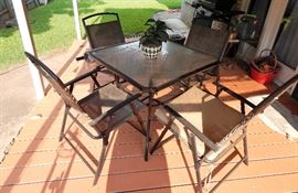 Patio set does have an umbrella