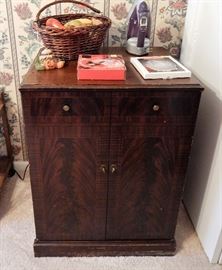 Vintage Television Cabinet - Would make a good project piece
