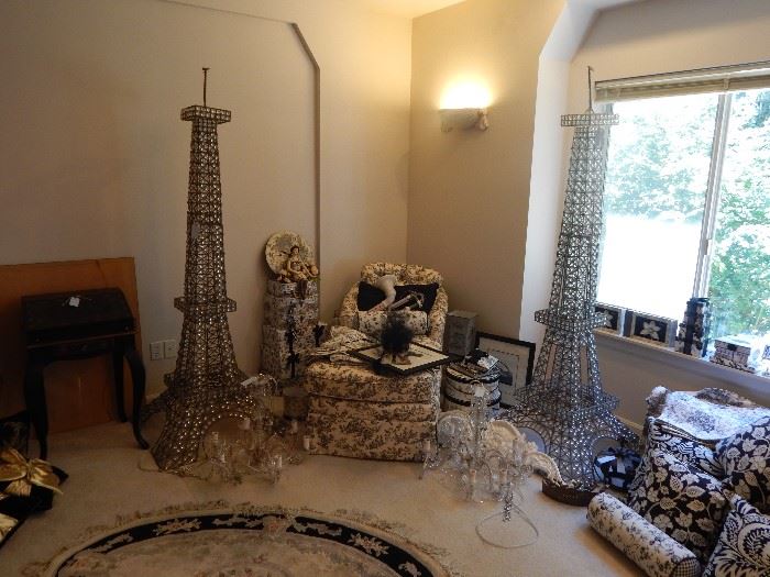 Eiffel tower decorator pieces covered in prisms