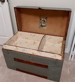 Great Trunk with Removal Tray - Great Condition