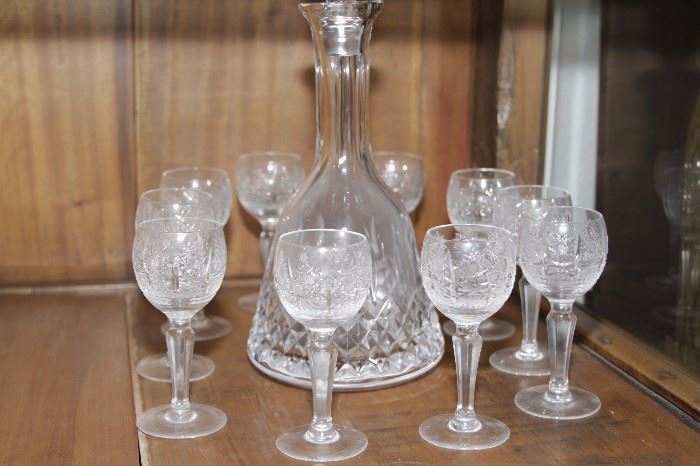 Decanter with 10 glasses