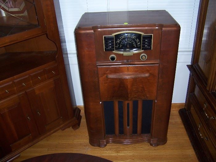 ANTIQUE ZENITH RADIO IN WORKING CONDITION. TURN TABLE HAS BEEN REMOVED.