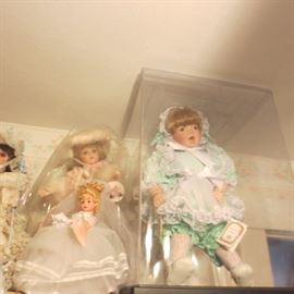 TONS OF COLLECTIBLE DOLLS