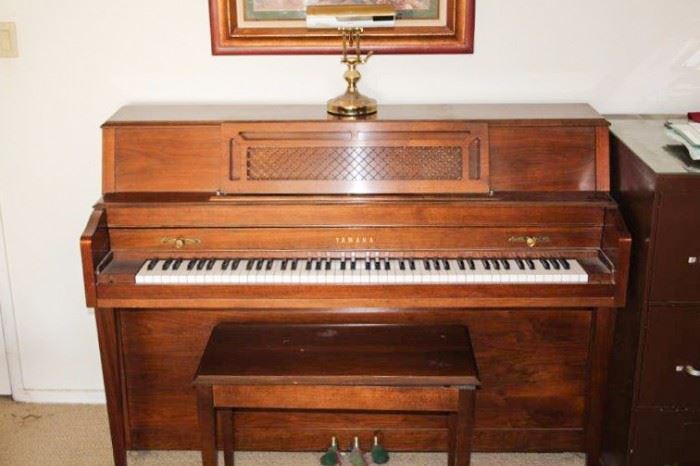 YAMAHA Spinet Piano and Lamp