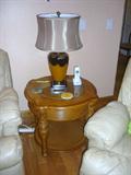 Broyhill end table & Dale Tiffany Sonora Art glass lamp