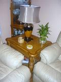 Broyhill end table & Dale Tiffany Sonora Art glass lamp
