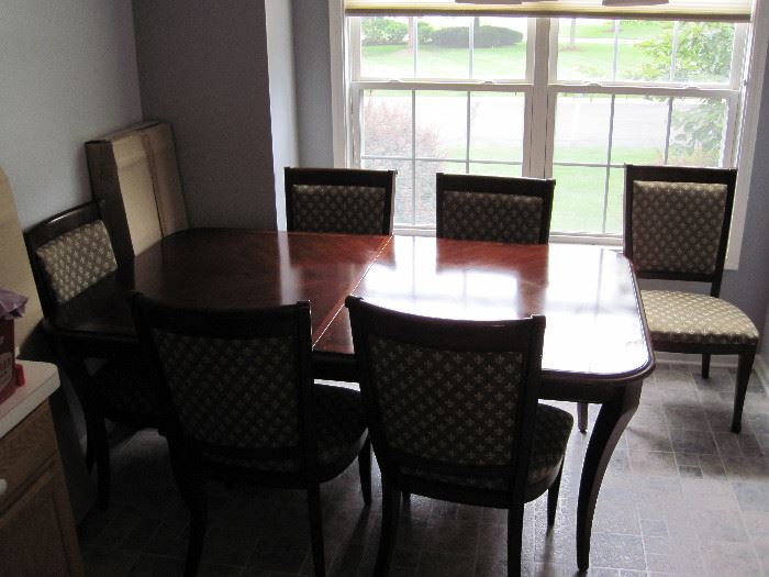 Excellent Condition Table with 2 leafs and 6 chairs