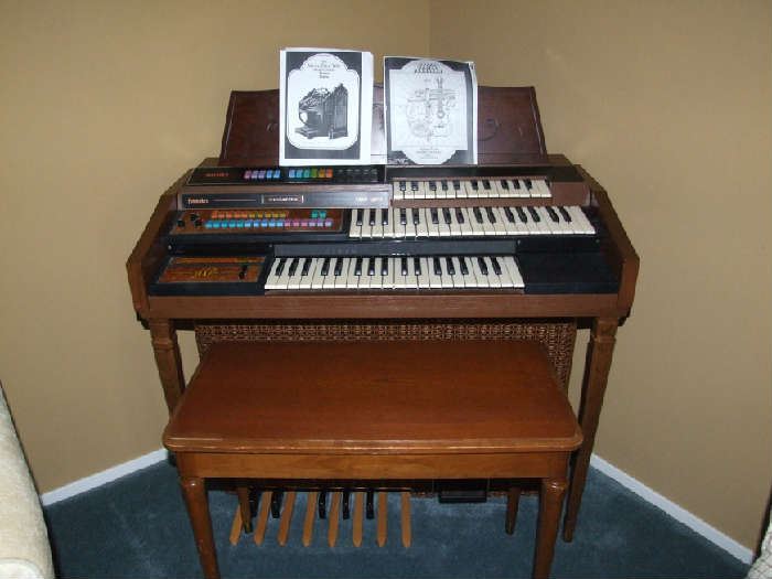 AWESOME LOWREY SMALL HOME ORGAN. WORKS GREAT AND IN NICE CONDITION TOO