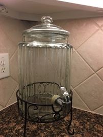 Assortment of kitchen items