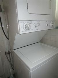 Stacker washer/dryer