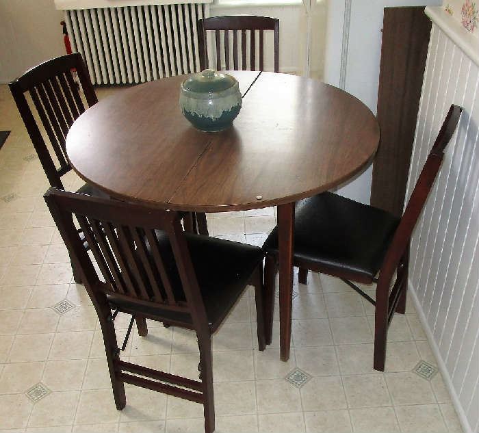 Sweet kitchen table & chairs  1 leaf for table