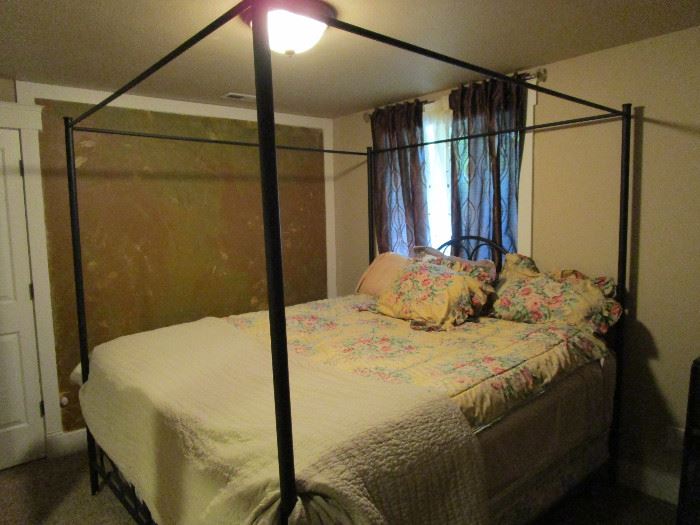 4-Poster Bed 