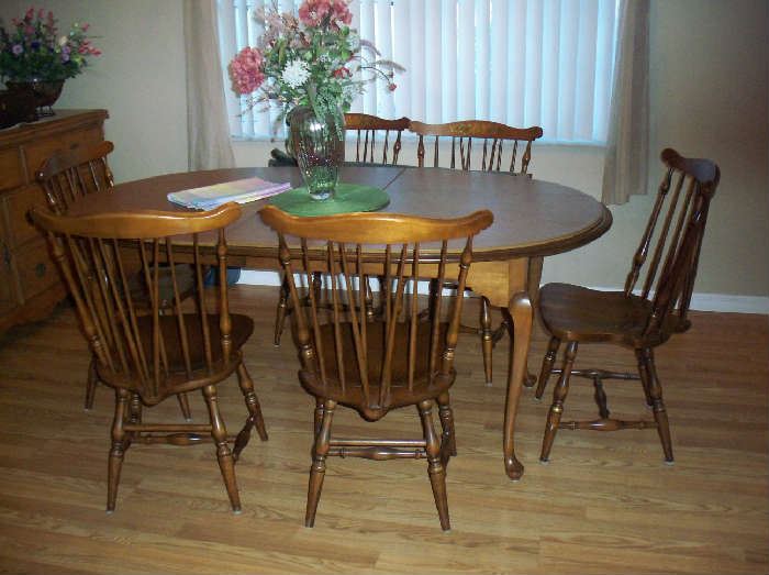 Vintage L. Hitchcock Dining table with 6 chairs, 2 leaf and pads