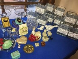 Ring boxes, glass, square wedding (?) arrangement vases