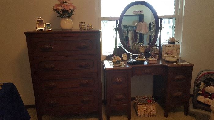 Gorgeous chest of drawers with matching dressing table or desk. Mirror is separate