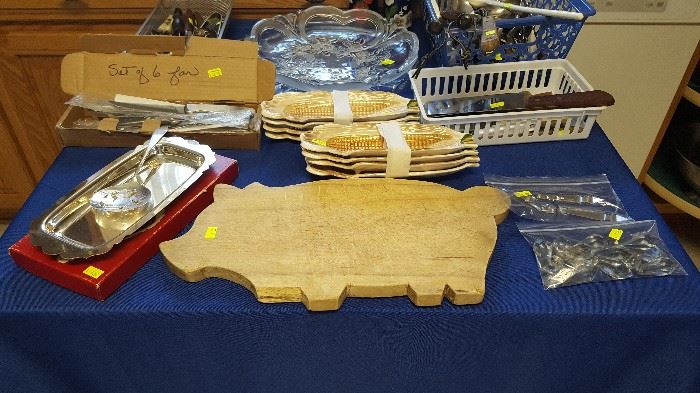 Misc kitchen items. Pig cutting board, corn on the cob holders