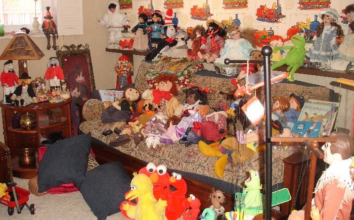 Room full of dolls, plush, marionettes and more - Futon
