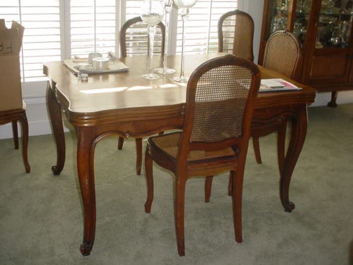 Beautiful dining table with 6 chairs