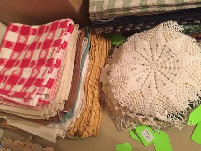Vintage dinner napkins, crochet doilies 