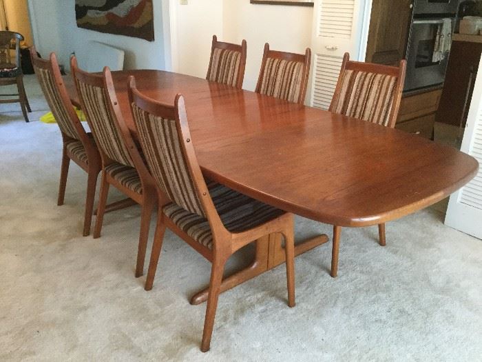 Large teak dining table with 3 leaves and 6 chairs