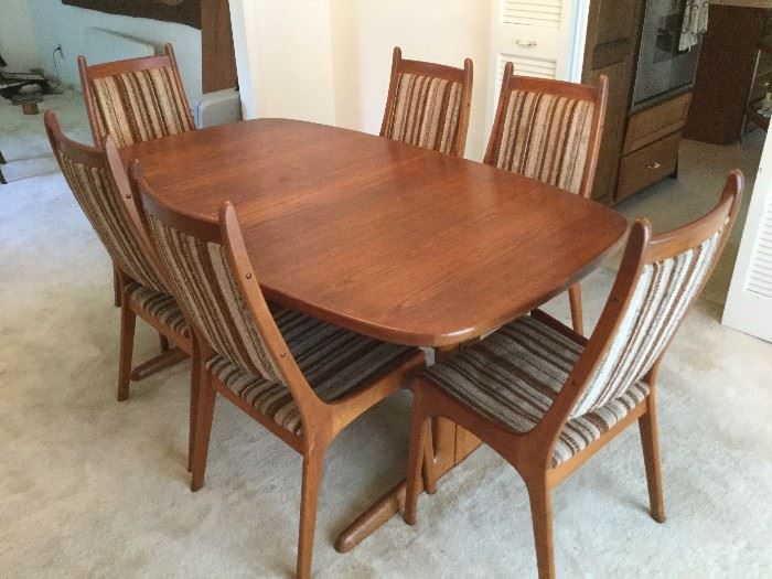 Large teak dining table with 3 leaves and 6 chairs