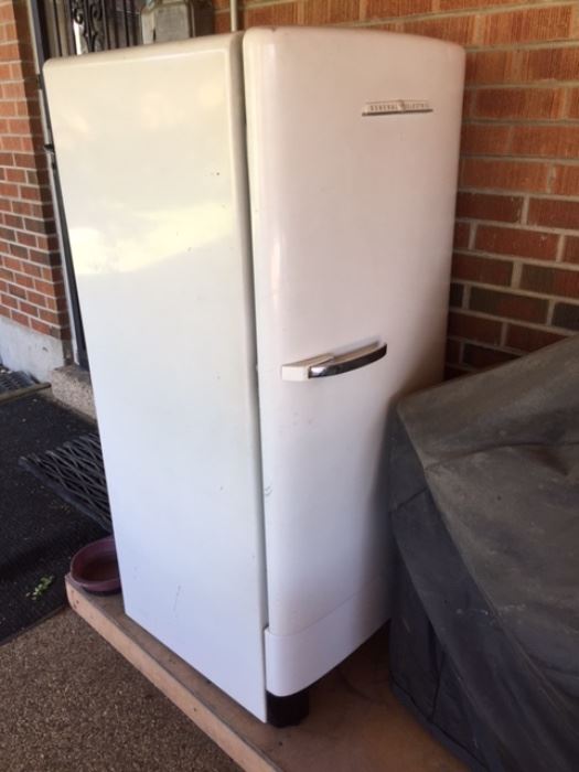 VINTAGE GE refrigerator $100
