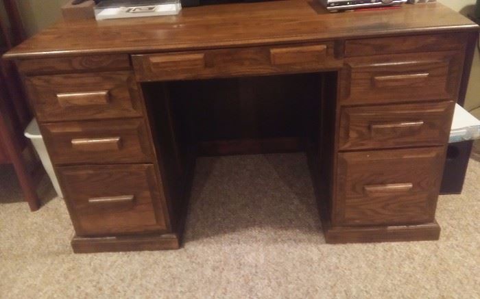 Oak desk in great condition