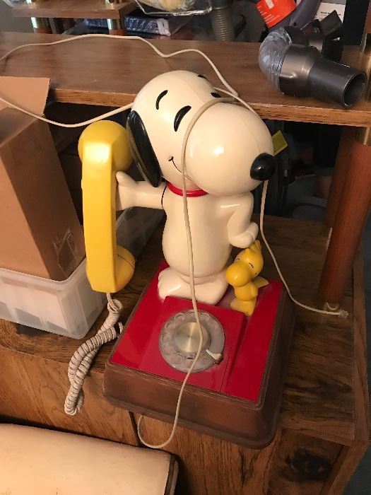 ONE OF THE MANY VINTAGE ITEMS A SNOOPY PHONE