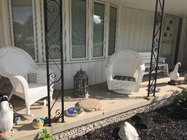 LIKE NEW OUTDOOR DECORE