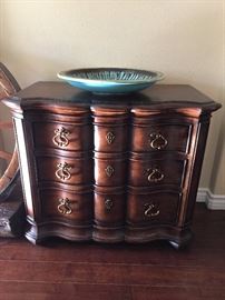 Thomasville 3 drawer side cabinet. excellent condition