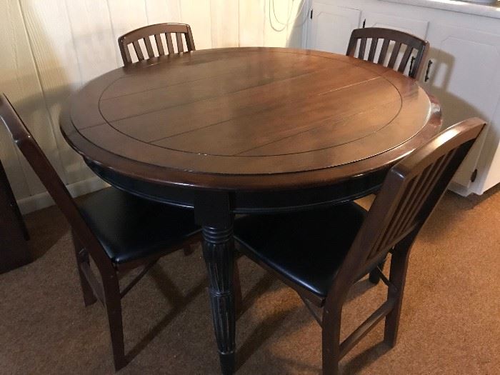 Dining table with two leaves and 4 chairs