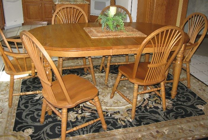 oak kitchen table, chairs and 4 leaves