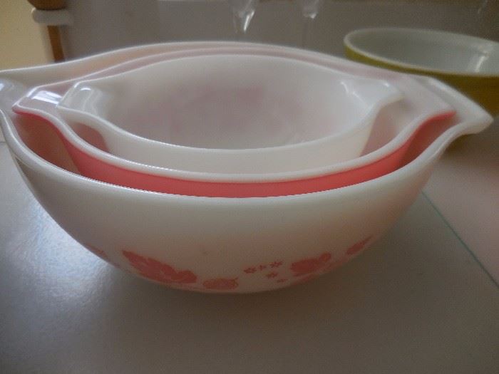 NICE Vintage Kitchen!! Pyrex Cinderella Flamingo Pink/White Mixing Bowls 