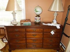 dresser, lamps