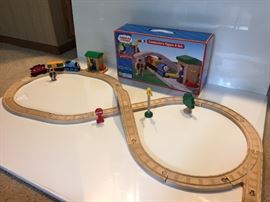 Thomas and Friends Wooden Railway. Conductor's figure 8 Set. (Compatible track with additional wooden train set).