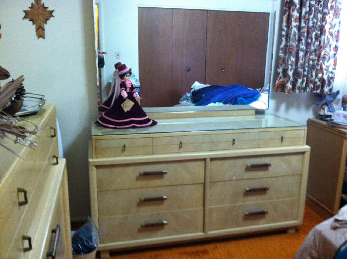 Mid mod bedroom set with headboard and 2 dressers long and tall
Also 2 night stands