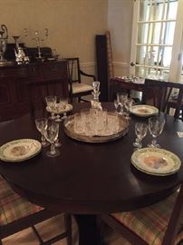 CARVED MAHOGANY DINING TABLE WITH 4 LEAVES