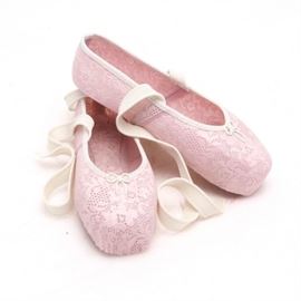 Lladró Caprichos "Pink Ballet Slippers" #11540: A pair of Lladró Capricho’s Pink Ballet Slippers, #11450. The porcelain figurine depicts the slippers appear as if they have just been taken off after a performance. The piece was sculpted by the Dept. Diseño y Decoración issued in 1988, retired in 1991. The piece comes in its original box.