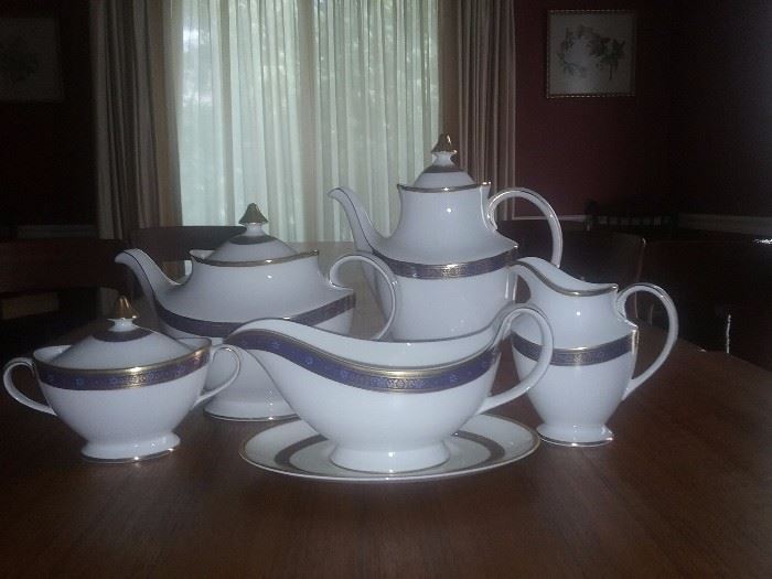 Royal Doulton  "HARLOW " pattern ... service for TEN......Dinner plate...bread and butter plate..teacup with saucer...rimmed soup bowl.... Pictured coffee pot..tea pot..gravy with saucer..sugar...creamer..Also
available large platter..medium platter..vegetable dish... BUBBLE WRAP..TAPE..BOXES..AVAILABLE FOR CHINA..CRYSTAL..CHRISTMAS DECORATIONS.