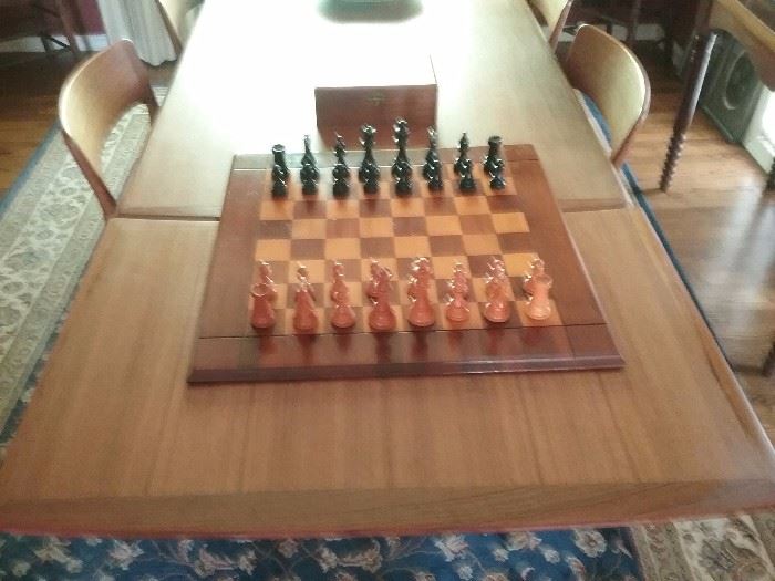 1940 Drueke Chess board ...chessmen...weighted  carved wood chess pieces with green felt bottoms... Original box...excellent condition.  Board  dimensions: 21" X 21"...SQUARES: 2"X2"....KING is 4" tall.  