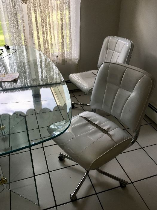 Glass top kitchen table& chairs 