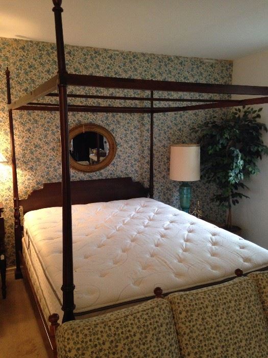 Queen size poster bed