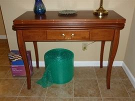 Neat expanding table