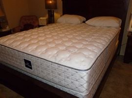 Like new Serta Queen Mattress Set