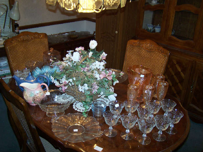 DINING TABLE & CHAIRS, SAMPLE OF GLASSWARE, ETC.