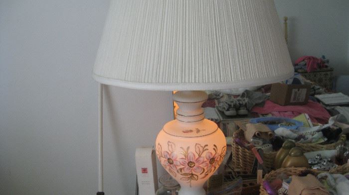 Another stunningly beautiful lamp with its larger than life design.  3-way lamp with original shade