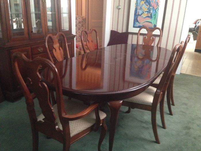American Drew Dining Room Table w/ 1 Leave & 6 Chairs