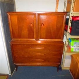 MID-CENTURY CHEST OF DRAWERS