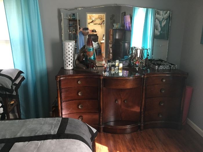 Large dresser that matches the Williamsport Virginia five piece bedroom set includes large mirror